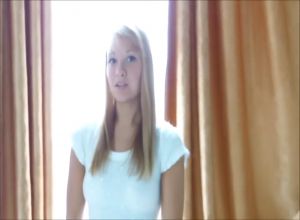 Снимает свою красивую блондинку а потом её трахает